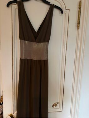 Elegant Sleeveless V-Neck Maxi Dress in Brown with Shimmer Waistband size s